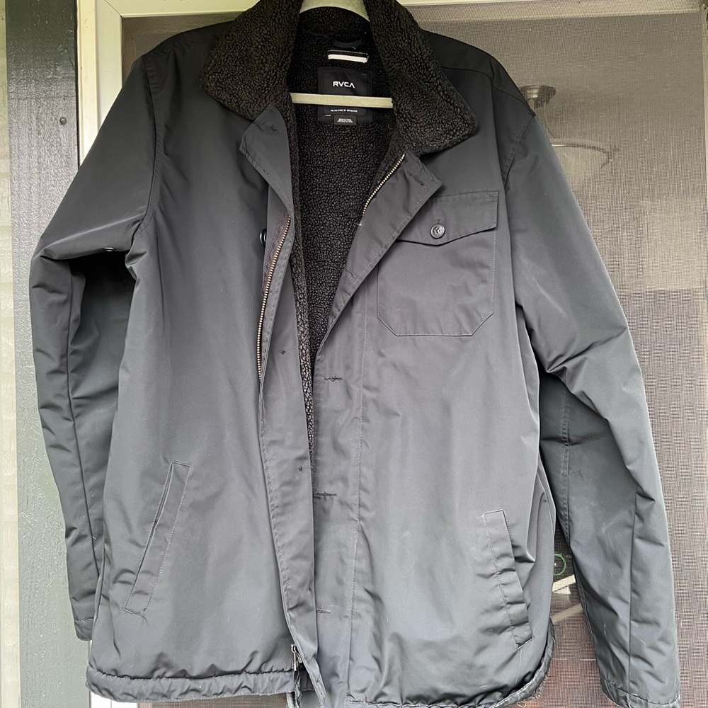 RVCA men’s bomber style jacket with fur collar in black